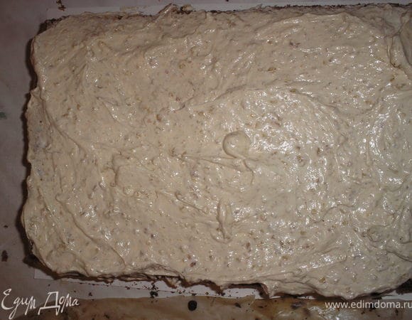 На одну половину макового коржа выкладываем половину крема.