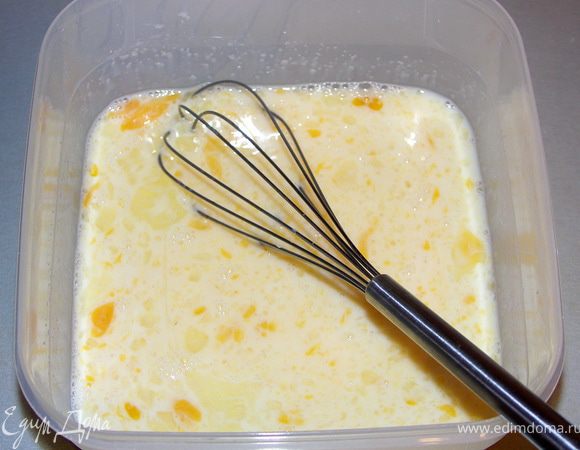 Перемешаем венчиком.