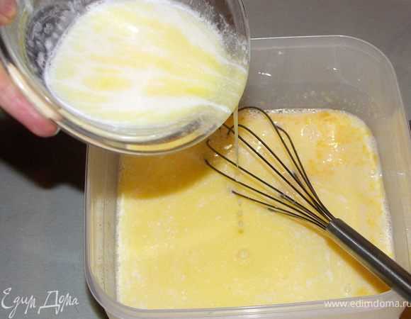Добавим растопленное(не горячее)сл.масло.Перемешаем венчиком.