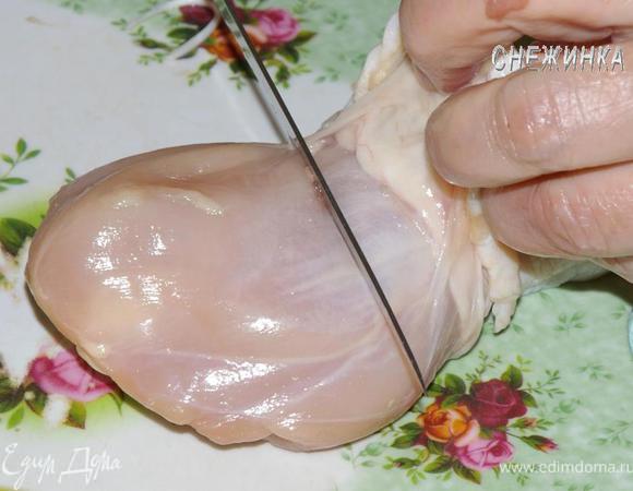 Вначале надо подготовить ножки к фаршированию. Стягиваем кожу с ножки в сторону кости, помогая ножом, надрезая слегка пленочку возле мяса, которая связывает его с кожей.