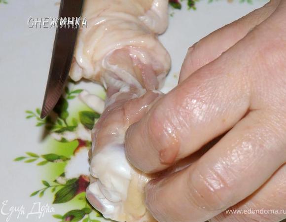 Кожу стягиваем до того момента, где начинается основание кости, т.е. мясо заканчивается. Срезаем по возможности все мясо и складываем его в миску.
Когда мясо срезали, остается голая кость с кожей. Ставим нож поперек кости и отрубаем. 