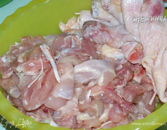 Так разбираем все ножки. Кости выбрасываем, мясо и мешочки оставляем.