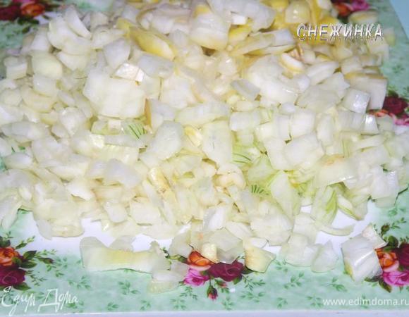 Для начинки лук чистим, нарезаем маленькими кубиками.