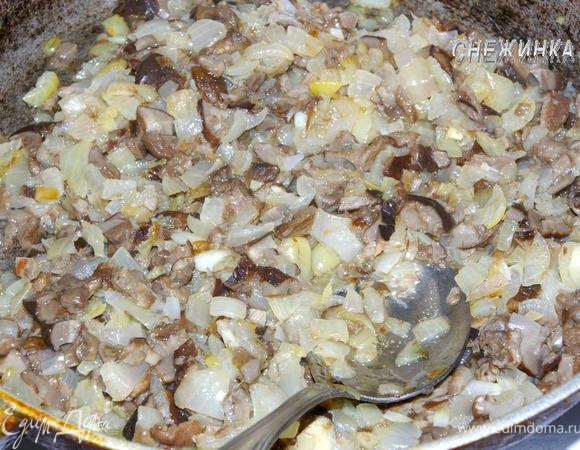 На сковороде разогреваем растительное масло. Обжариваем до прозрачности лук, затем добавляем грибы и жарим 5-10 минут. Поперчим. Оставляем остужаться.