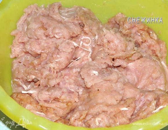 Куриное мясо перекручиваем на мясорубке.