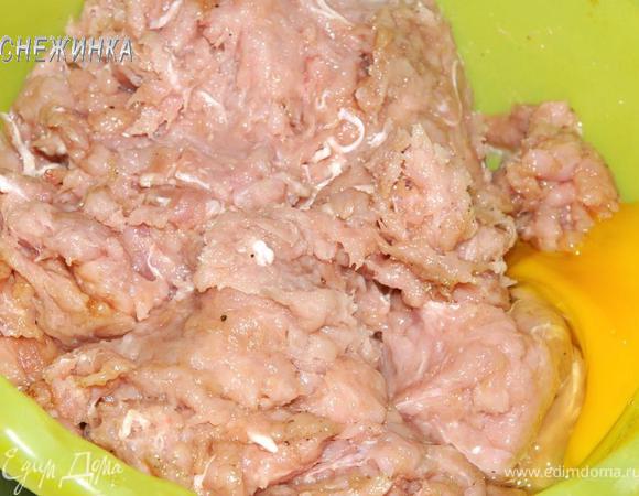 Добавляем соль, перец, соевый соус, яйцо. Перемешиваем.