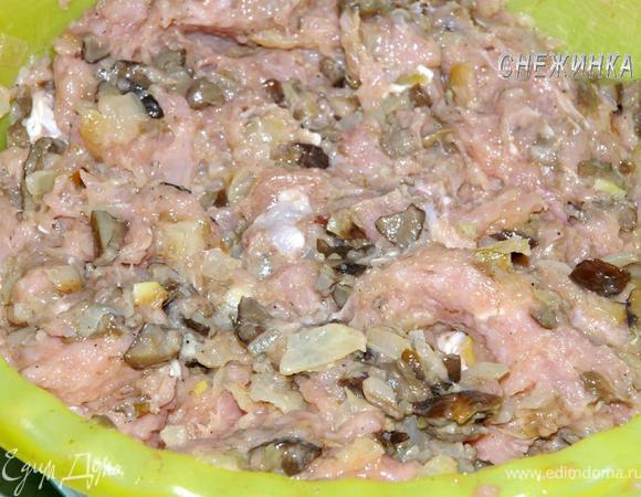 В фарш добавить грибы с луком. Тщательно перемешать все рукой.