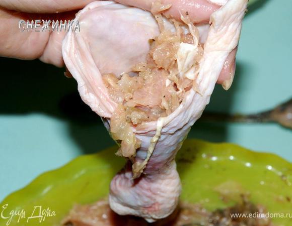 Наполняем полученным фаршем ножки-мешочки.