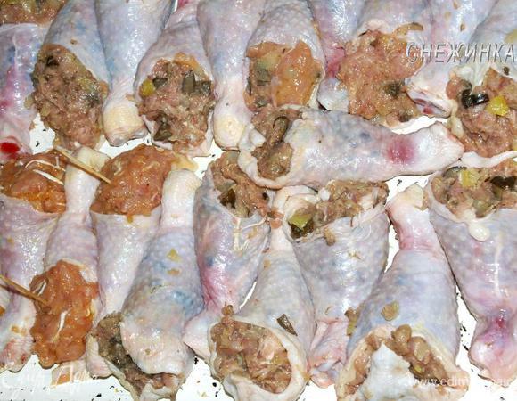 Фаршируем все ножки, укладываем их на противень.