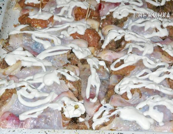 Сверху немного смазываем сметанкой. На противень наливаем немного растительного масла. И отправляем в разогретую духовку. Выпекаем при 200С около 45 минут.