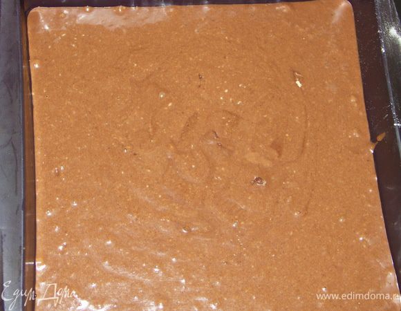 Перельём тесто в смазанную форму.Очень удобно использовать силиконовую.У меня квадратная.Размер около 23-24см на 23-24см.