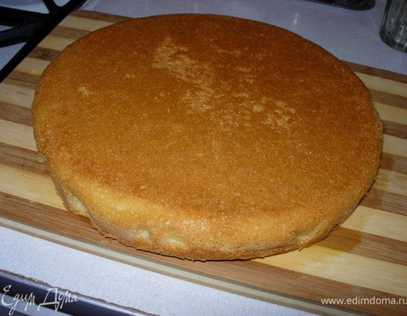 Выпекаем бисквит (можно воспользоваться любым другим рецептом бисквита, главное, чтобы он получился у вас воздушным, а не плотным).Для этого соединяем желтки с сахаром и взбиваем их на водяной бане (кастрюлька с кипящей водой, а в ней миска с массой), когда масса увеличиться вдвое (примерно8-10мин), снимаем миску и вводим туда растопленное масло, муку, ванилин, тщательно перемешиваем снизу вверх деревянной лопаткой. Выпекаем в форме, застеленной пергаментом, диаметром 22-24 см 15-20 мин при t 180С (готовность проверяем зубочисткой). Бисквит остужаем на решетке и разрезаем на 2 части. Вот какой он у меня получился: