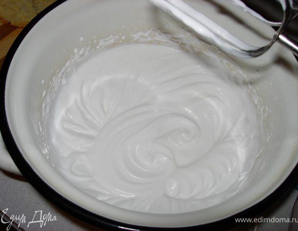 Готовим крем: взбиваем сливки до устойчивых пиков