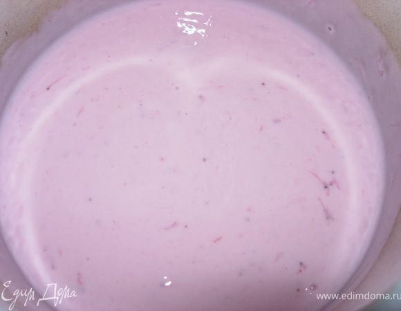 Замачиваем желатин в 200гр теплой воды и даем постоять. Смотрите, если у вас йогурт густой и жирный, то кол-во желатина можно уменьшить до 15 гр. Смешиваем йогурт, желатин, взбитые сливки, сок лимона и ликер.