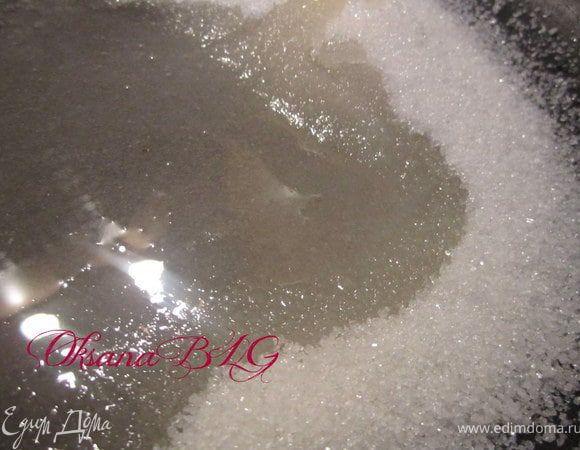 На сковороду высапать сахар, добавить 2 ст.л. воды. Сварить карамель.