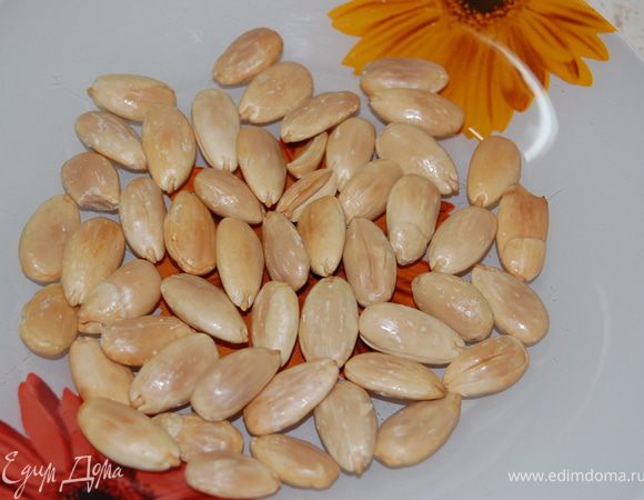 Курагу залить кипятком на 5-10минут. Затем обсушить, выложив на бумажное полотенце. Миндаль очистить (залить кипятком на 10минут, снять кожуру), и поджарить на сковородке или в духовке.