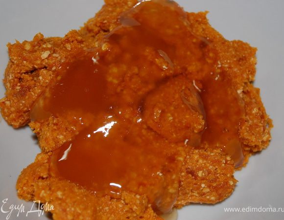 Готовый миндаль вместе с курагой измельчить в блендере, добавить мед...