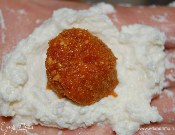 В центр лепешки из творожной массы поместить начинку и сформировать шарик.