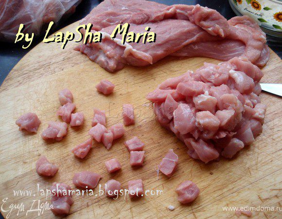 Свинину нарезать на небольшие кубики. У меня примерно 0,5 Х 0,5 см. Но можно  сделать и поменьше, как вам покажется вкуснее. 