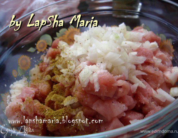 Лук мелко нашинковать, смешать с мясом и манкой. Посолить, поперчить и добавить хмели-сунели. 