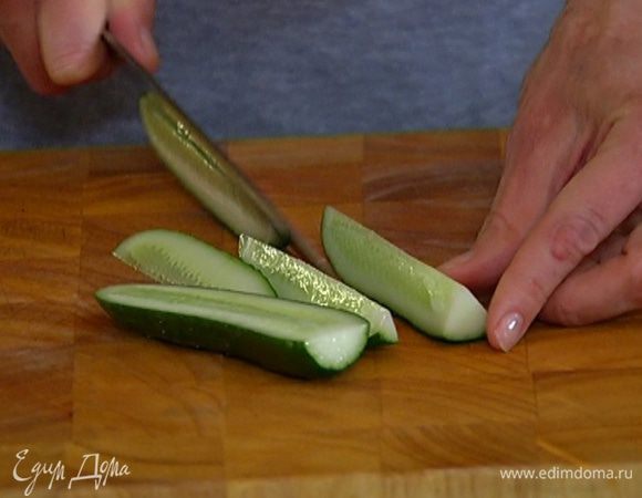 Огурец нарезать тонкими полосками.