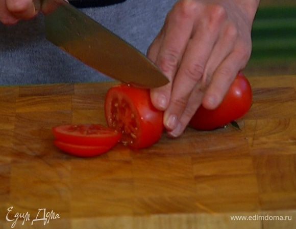 Помидоры нарезать кружками.