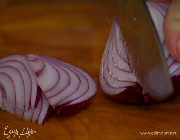 Лук тонко нарезать.