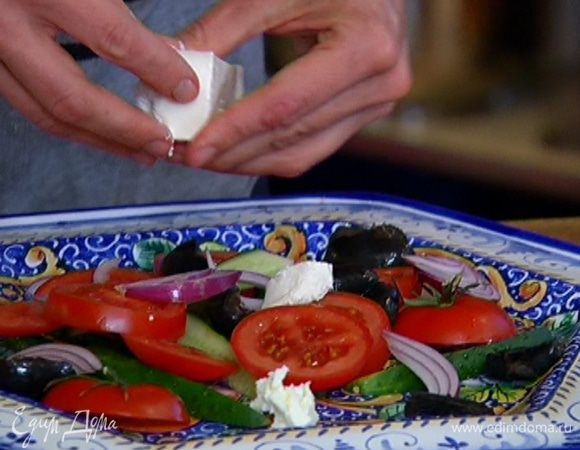 Фету покрошить.