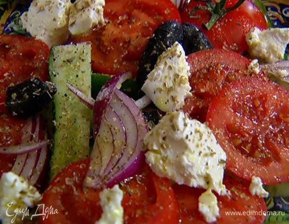Выложить на блюдо огурцы, помидоры, лук, оливки, добавить фету, сбрызнуть оливковым маслом, полить лимонным соком, посыпать орегано, посолить и поперчить.