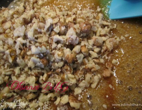 добавить орехи (их нужно предварительно измельчить в среднюю крошку), перемешать, оставить остывать.