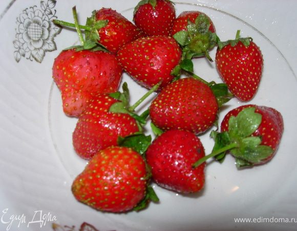 ***хочу сделать небольшое отступление: у меня была свежезамороженная клубника и поэтому я взяла клубничный йогурт, можно смело экспериментировать и брать другой ваш любимый йогурт и соответственно такие же фрукты: ананасы, персики, малину, смородину...в общем что душа пожелает. Завтра я буду печь еще один такой торт только уже с ананасами и добавлю фото***