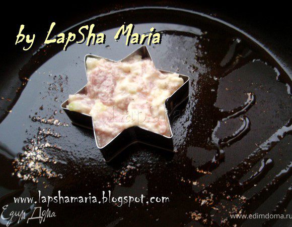 На сковороде разогреть небольшое количество растительного или оливкового масла. Положить формочку и заполнить её мясом, утрамбовать хорошенько. Обжарить с одной стороны до золотистой корочки, а потом прямо вместе с формой перевернуть и обжарить с другой. 