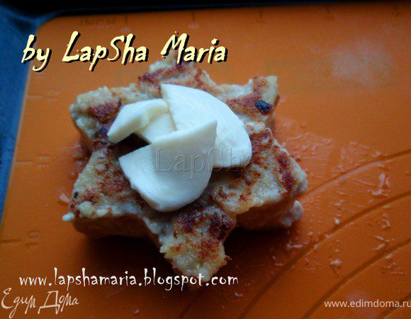 Сверху выложить сыр, нарезанный ломтиками. На звездочках у меня моцарелла. 