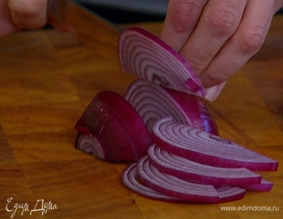 Красный лук почистить и нарезать тонкими полукольцами.