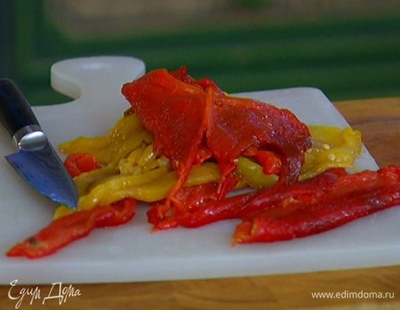 Сладкий перец запечь в духовке, поместить в целлофановый пакет, плотно закрыть и дать пропотеть, затем снять кожицу, вынуть семена и нарезать мякоть длинными полосками.
