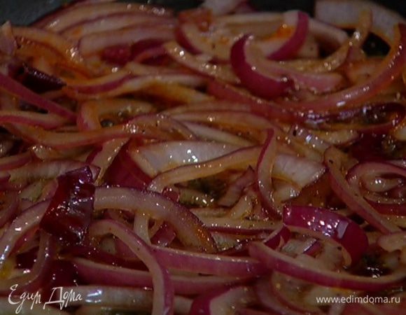 Приготовить соус: разогреть в сковороде 1 ст. ложку оливкового масла, выложить лук, всыпать сахар, по щепотке соли, черного и кайенского перца и обжаривать лук до золотистого цвета.