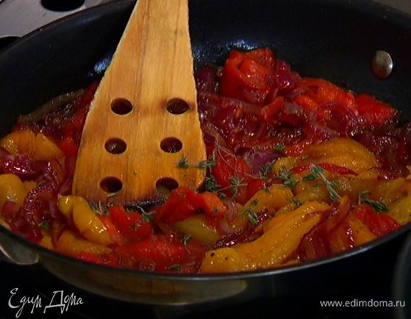 Влить уксус и прогревать соус на небольшом огне, пока он не загустеет. Затем выключить огонь и добавить листья тимьяна.