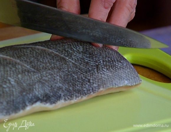 Треску вымыть и сделать на коже диагональные надрезы.