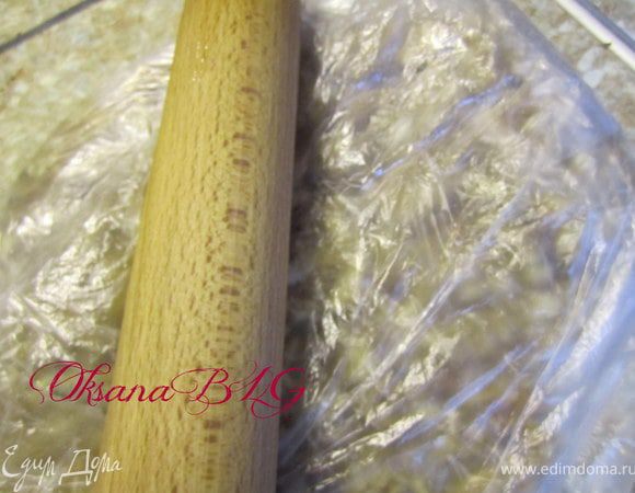 Когда карамельные орехи остынут, их нужно положить в кулечек и немного побить скалкой) Для того чтобы они стали мельче.