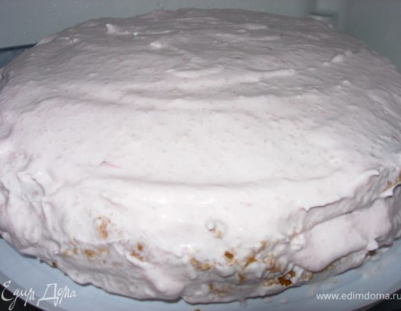 Накрываем вторым пластом и распределяем сверху оставшийся крем. Ставим на пару часов в холодильник (а лучше на ночь).