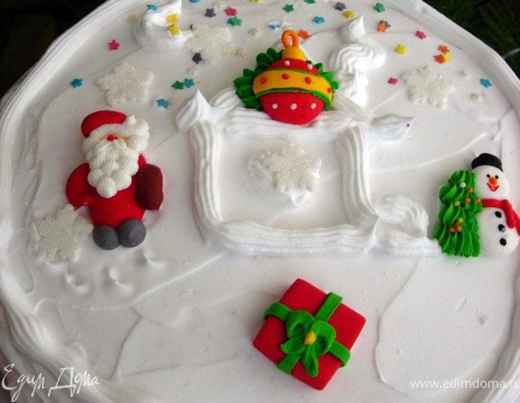 Затем украшаем по желанию. Я украсила взбитыми сливками и рождественскими сахарными фигурками))