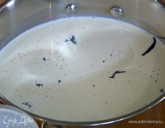 Молоко и сливки влить в небольшую кастрюлю, всыпать рис, добавить сахар, корицу, стручок и зерна ванили и поставить на огонь. 