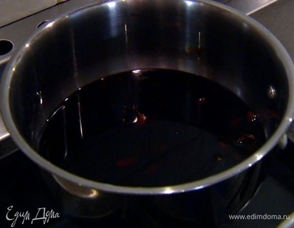 В отдельную кастрюлю влить портвейн, всыпать изюм и прогреть.  