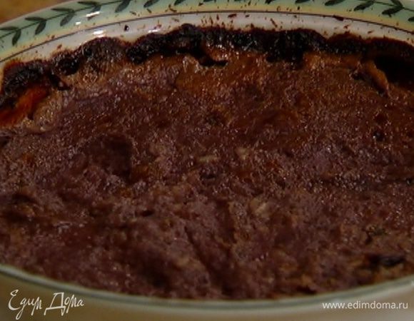 Выпекать пудинг в разогретой духовке около часа.