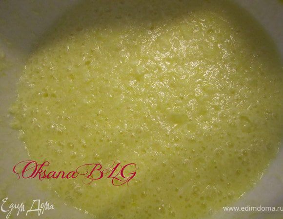 Добавить растопленное масло, молоко.