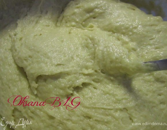 Муку смешать с разрыхлителем. Добавить в яичной масе.