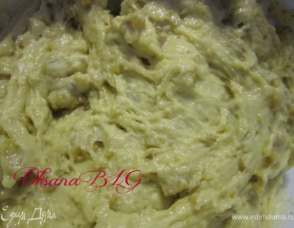 Или де просто добавить орехи в тесто, перемешать и выложить в формочки.