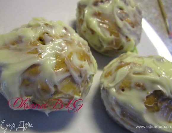 Если есть желание их можно украсить. Для этого нужно снять бумажную салфетку, покрыть кексик мясляным кремом. можно даже не ровнять, масляный крем нужен для того что бы мастика прилипла к кексику.