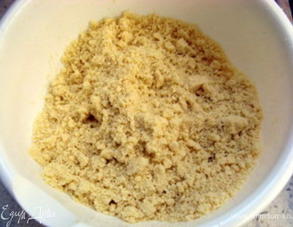 Муку соединить с тёплым маслом и мешать руками  до образования крошек. (Обычно в таких случаях я достаю масло из холодильника и режу его на мелкие кусочки, затем даю им постоять минут 30 вне холодильника и можно начинать замешивать тесто).