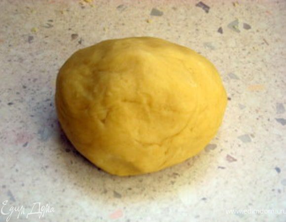 Добавить постепенно 70 мл воды, щепотку соли и замесить тесто, пока оно не станет мягким и однородным. Завернуть тесто в плёнку и положить в холодильник минут на 30.
(Лучше сразу придать тесту форму колбаски,тогда его будет удобнее разрезать на 6 одинаковых частей).

